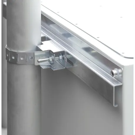 Sistema di fissaggio a palo per rack IP65