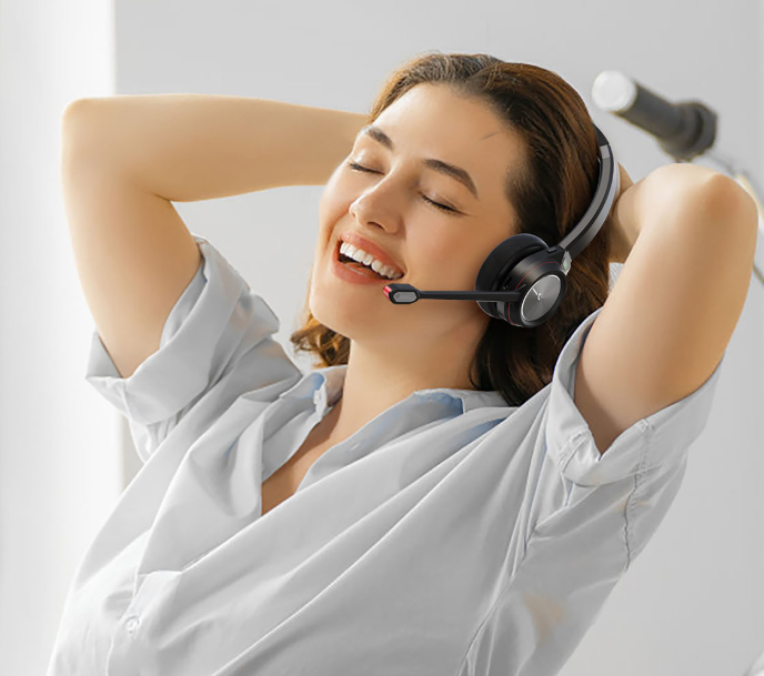 Cuffia bluetooth Ezlight indossata per lavoro e smart working