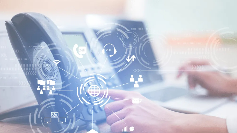 AI per rispondere al telefono, chiamare, gestire risposta accoglienza e dati.